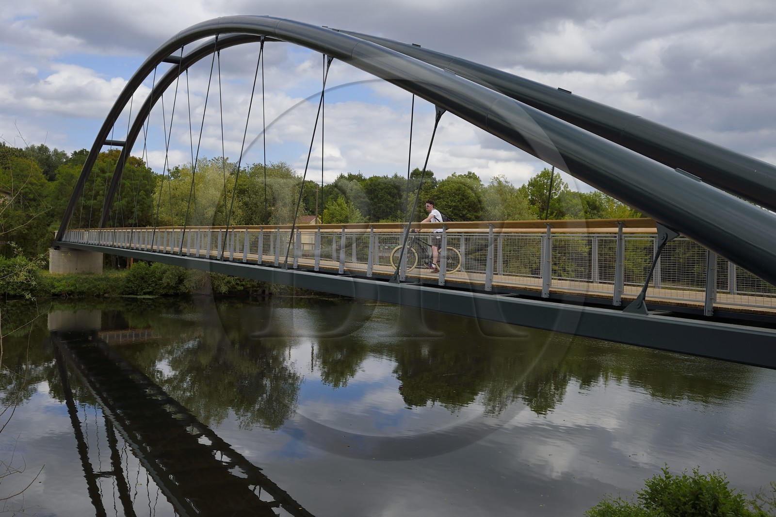 France, Dordogne (24), Périgord Blanc, Saint-Astier, la nouvelle passerelle sur la Véloroute Voie verte qui longe la rivière L'Isle