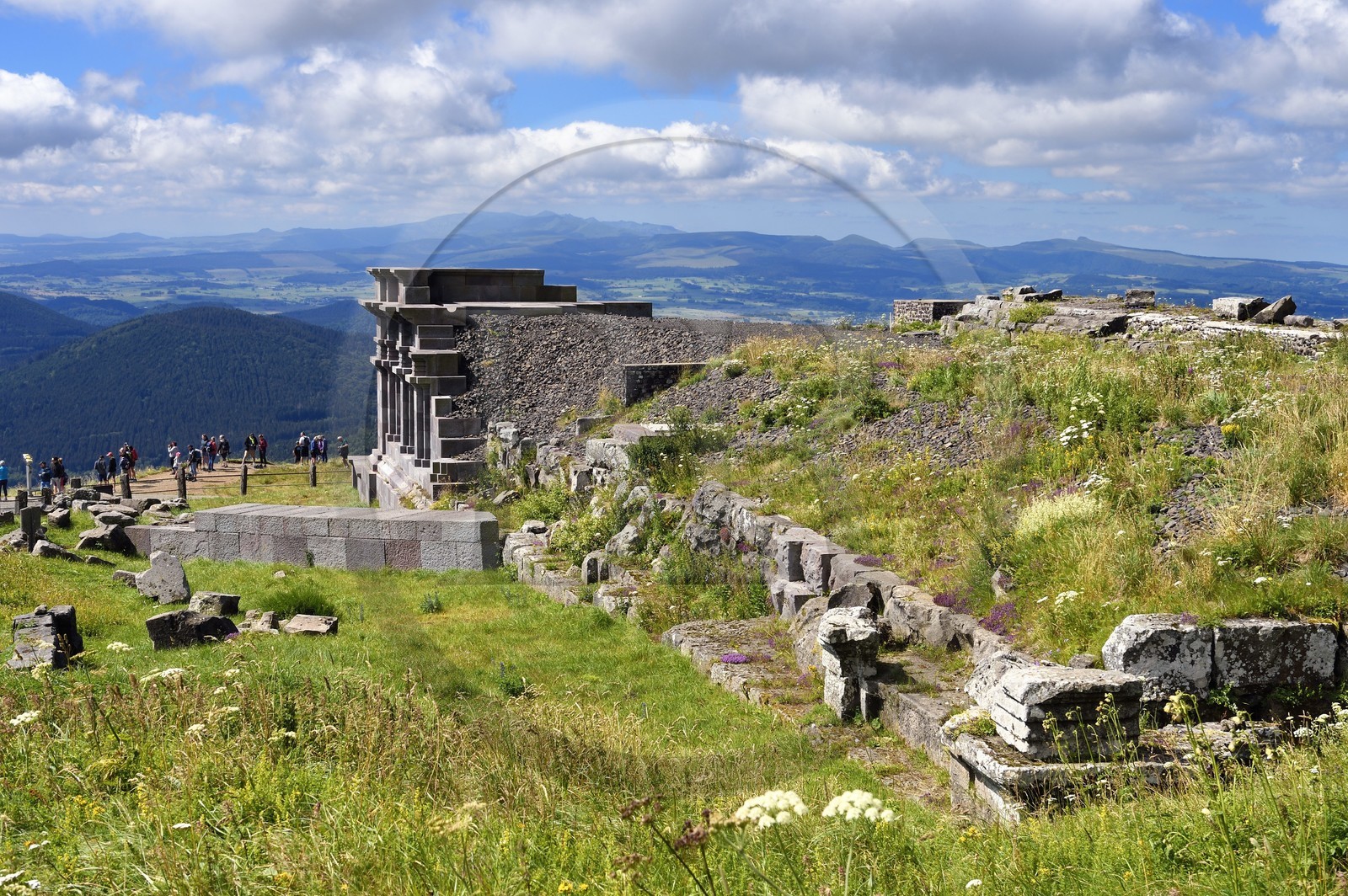 France, Puy-de-Dôme (63), Parc Naturel Régional des Volcans d'Auvergne, Chaine des Puys classée Patrimoine Mondial de l’UNESCO, vestiges partiellement reconstitués du temple de Mercure au sommet du puy de Dôme, temple gallo-romain du IIe siècle