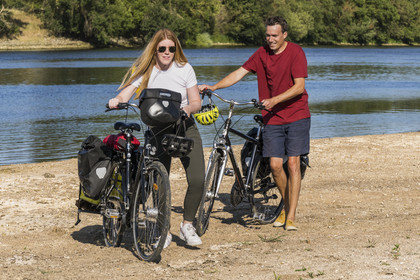 France, Maine-et-Loire (49), vallée de la Loire classée au Patrimoine Mondial par l'UNESCO, Saumur vers Saint-Hilaire, bancs de sable formant des îles sur la Loire, randonnée à bicyclette sur les berges de la Loire, vélo avec une remorque transportant le matériel de camping