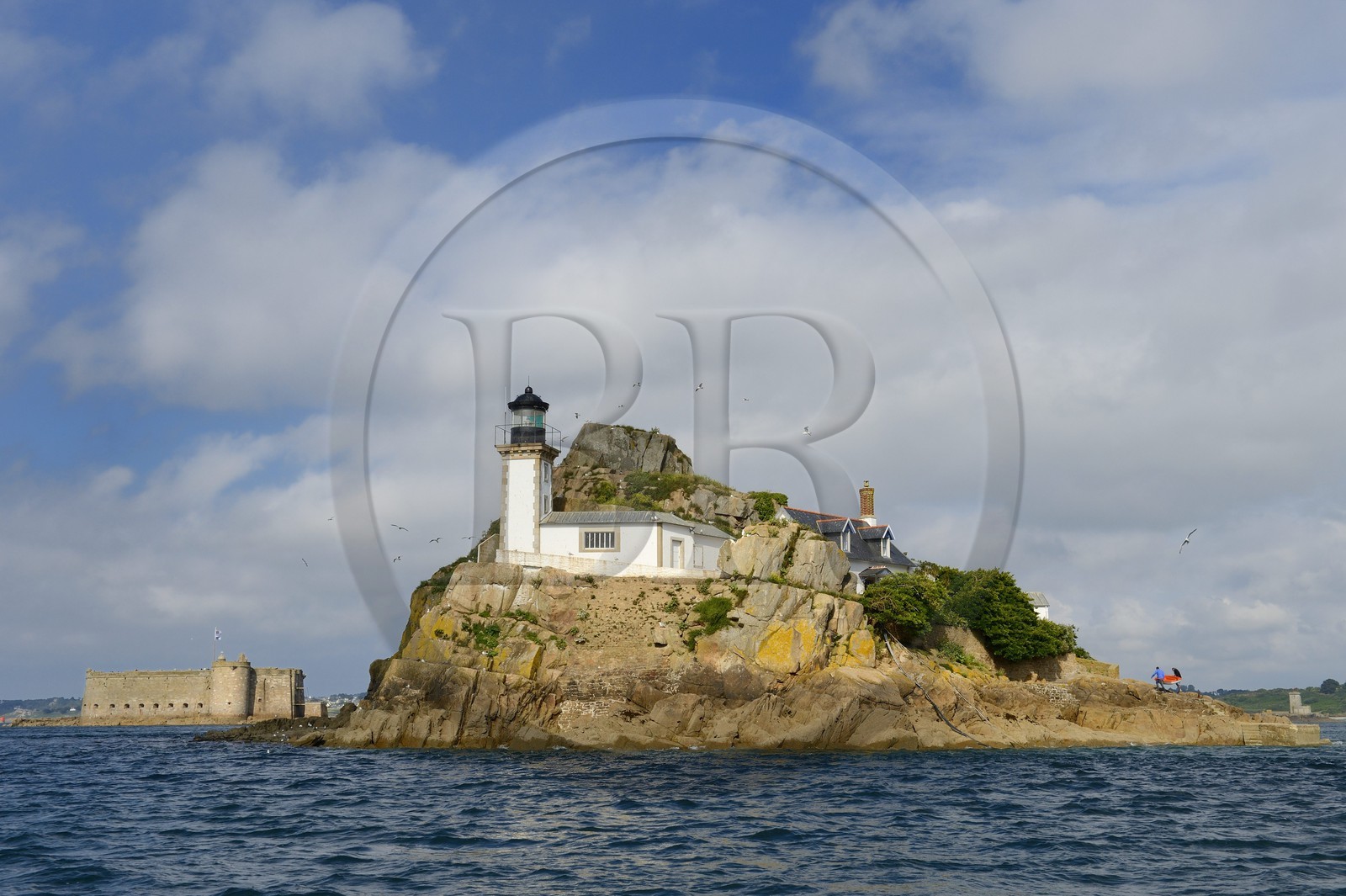 France, Finistère (29), baie de Morlaix, Carantec,  maison-phare de l'Ile Louet (aussi une maison d'hôtes en saison estivale) et le château du Taureau construit par Vauban au XVIIe siècle