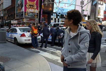 Etats-Unis, New York, Manhattan, Midtown, arrestation par une patrouille de police (NYPD) à Times Square