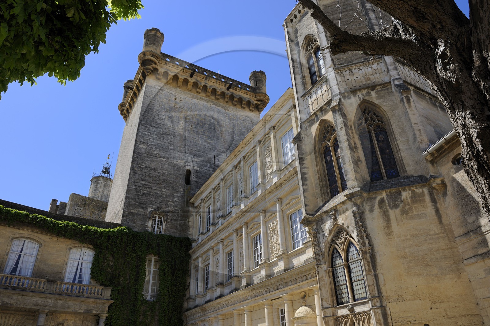 France, Gard (30), Uzès, classée ville d'art et d'histoire, château Ducal dit le Duché d'Uzès, classé monument historique, la façade entre la Tour Bermonde et la chapelle