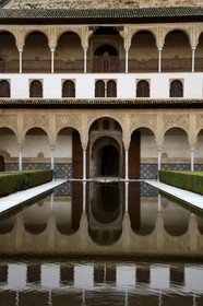 Espagne, Andalousie, Grenade, Palais nasrides de l'Alhambra, classé Patrimoine Mondial de l'UNESCO, Palais de Comares, Cour des Myrtes ou Patio des Myrtes (Patio de los Arrayanes)