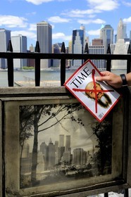 Etats-Unis, New York, Downtown Manhattan vue de la promenade à  Brooklyn, le Time magazine annoncant la mort de Ben Laden face au site des attentats du 11 septembre 2001 sur les tours jumelles du World Trade Center