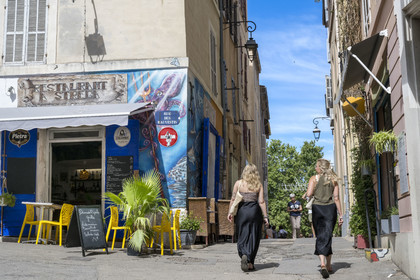France, Bouches-du-Rhône (13), Marseille, quartier du Panier, commande d'un restaurateur au street artiste Loïc Perrel dit Poasson pour mettre en valeur son restaurant rue des Mauvestis