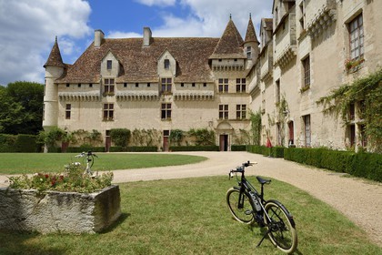 France, Dordogne, Perigord Blanc, Neuvic, Neuvic castle along the river Isle that follows the Greenway cycle route (Veloroute Voie verte)