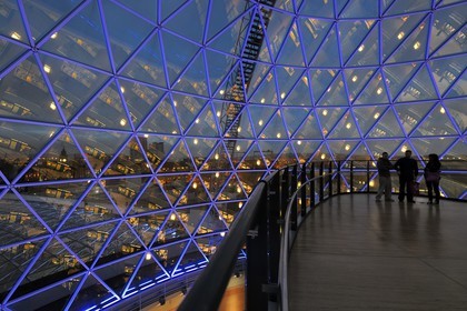 Royaume-Uni, Irlande du Nord, Belfast, le dôme en verre de 35m de diamètre du centre commercial de Victoria Square offre une large vue sur la ville