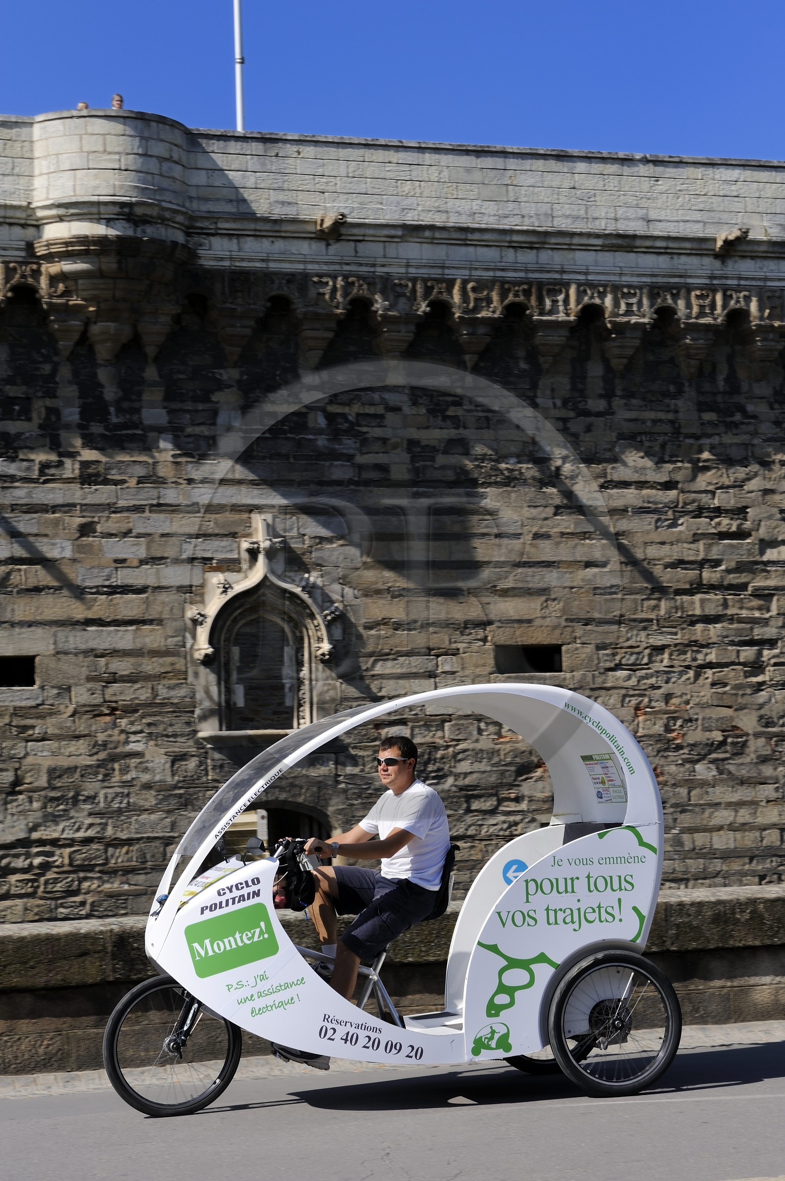 France, Loire-Atlantique (44), Nantes, transport alternatif taxi vélo devant le château des Ducs de Bretagne