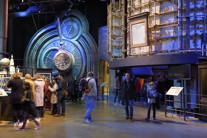 Royaume-Uni, Hertfordshire, Leavesden, Leavesden Film Studios, Harry Potter Studio Tour London, les coulisses du tournage des 8 films de Harry Potter, l'horloge à pendule géant du prisonnier d'Azkaban
