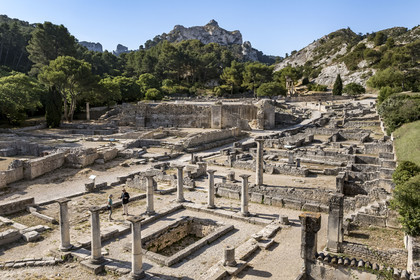 France, Bouches-du-Rhône (13), Parc Naturel Régional des Alpilles, Saint-Rémy-de-Provence, site archéologique de Glanum au pied du massif des Alpilles, Bernard Le Magouarou administrateur du site archéologique présente la maison des Antes avec péristyle et bassin au premier plan (vue aérienne)