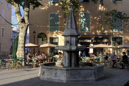 France, Hérault (34), Béziers, terrasse de café place de la Révolution