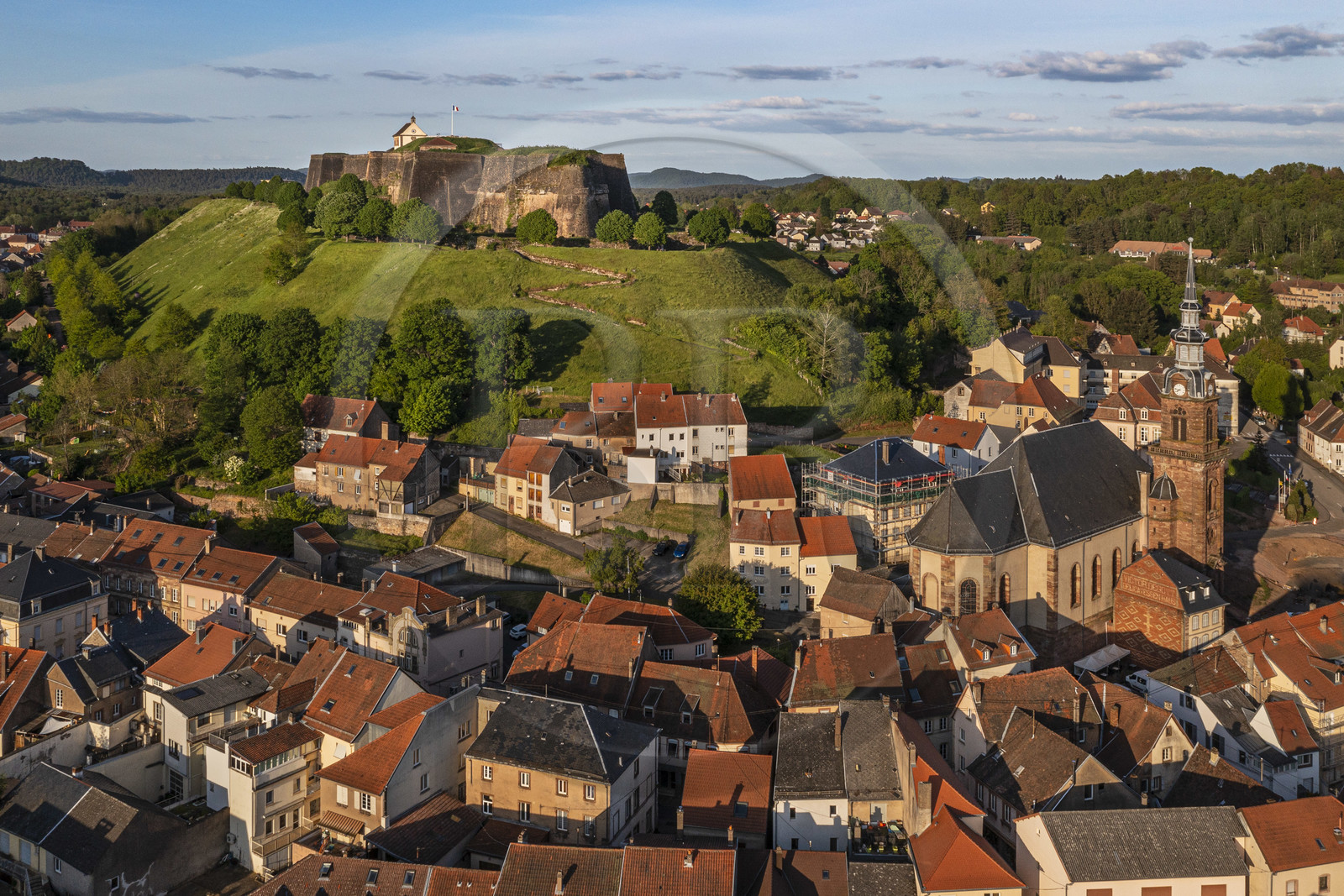 France, Moselle (57), Parc régional des Vosges du nord, Bitche, la citadelle fortifiée par Vauban (vue aérienne)