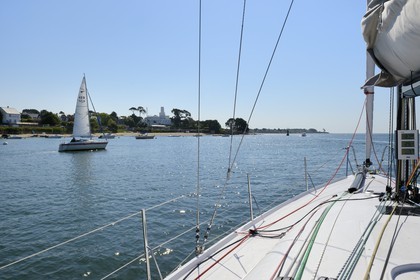 France, Finistère (29), Bénodet, le voilier Pogo 10.50 à la sortie de l'estuaire de l'Odet