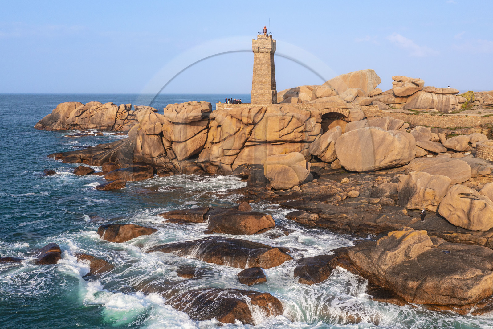 France, Côtes-d'Armor (22), Côte de Granit Rose, Perros-Guirec, Ploumanac'h, pointe de Skewell (Squéouel), le phare de Mean Ruz sur le sentier des Douaniers aussi chemin de Grande Randonnée GR 34 (vue aérienne)