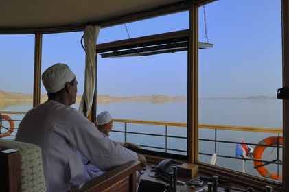 Egypte, Haute Egypte, Nubie, Lac Nasser, croisière sur le lac à bord du bateau Qasr Ibrim, la cabine de pilotage et le capitaine