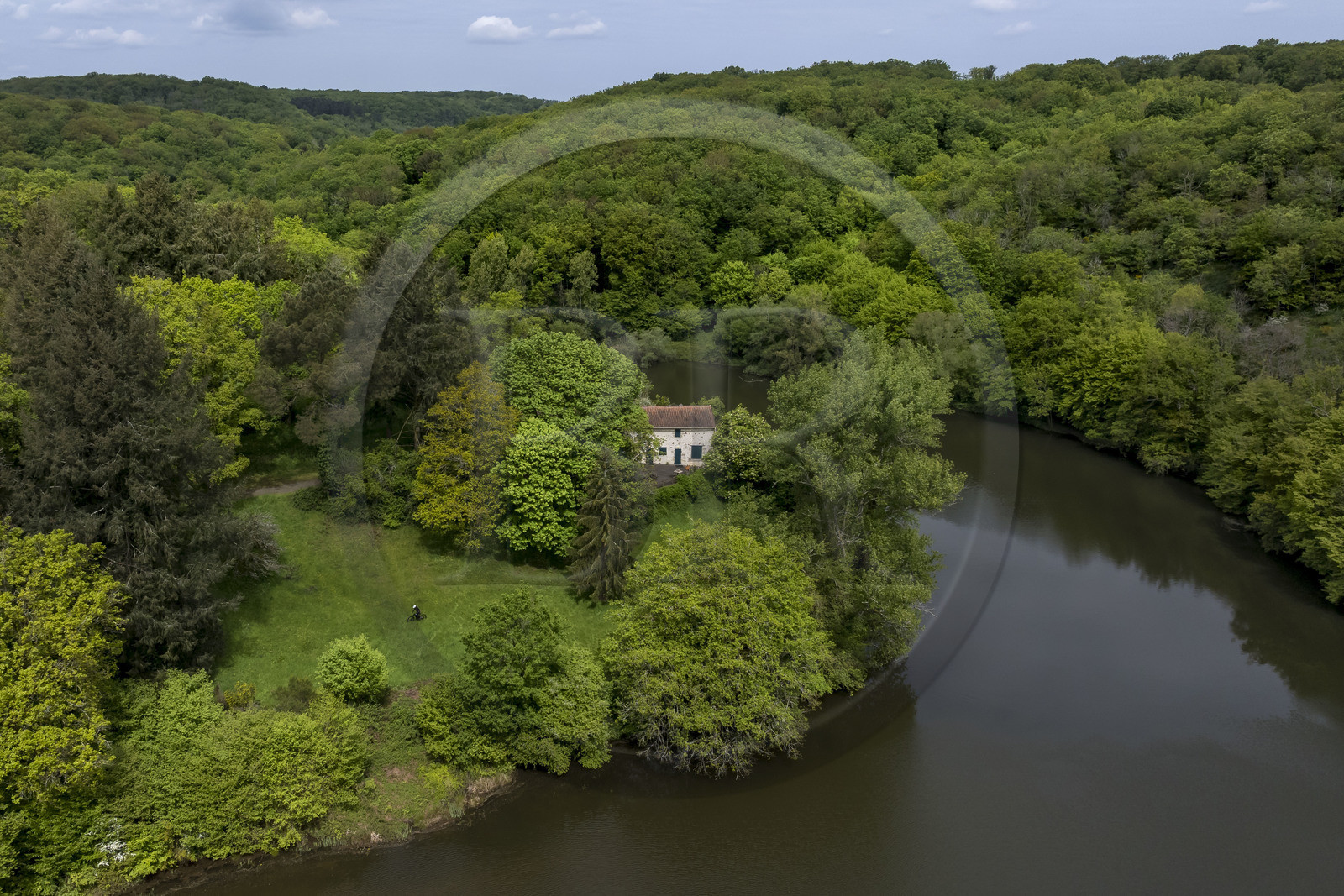 France, Vendée (85), Mervent, cycliste dans une des boucles de la rivière La Mère dans la forêt de Mervent (vue aérienne)