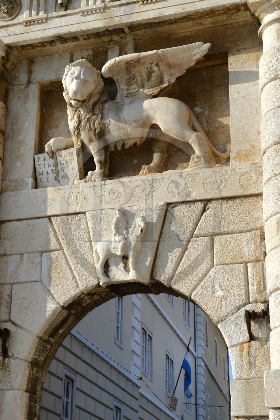 Croatie, Dalmatie, côte dalmate, Zadar, la Porte de Terre-Ferme surmontée du lion ailé vénitien (Lion de Saint Marc)