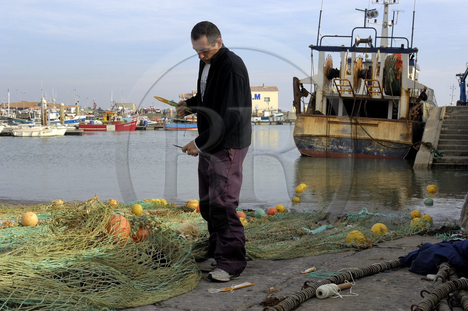 France, Charente-Maritime (17), Ile d'Oléron, port de la Cotinière, réparation des filets