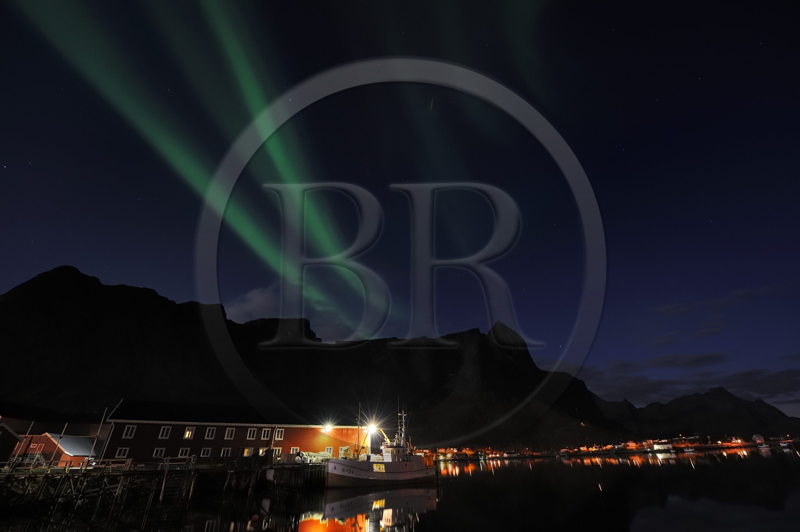 Norvège, Nordland, Iles Lofoten, ile de Moskenesoy, aurore boréale au dessus du village de pêcheurs de Reine