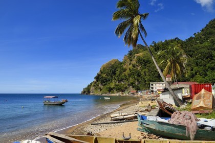 Caraïbes, Ile de la Dominique, baie de Soufrière, la plage et le village de Soufrière