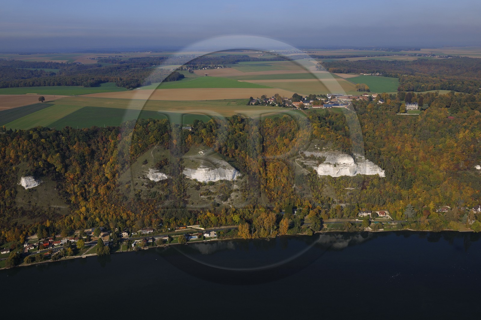 France, Eure (27), les falaises calcaires le long de la Seine en aval des Andelys (vue aérienne)