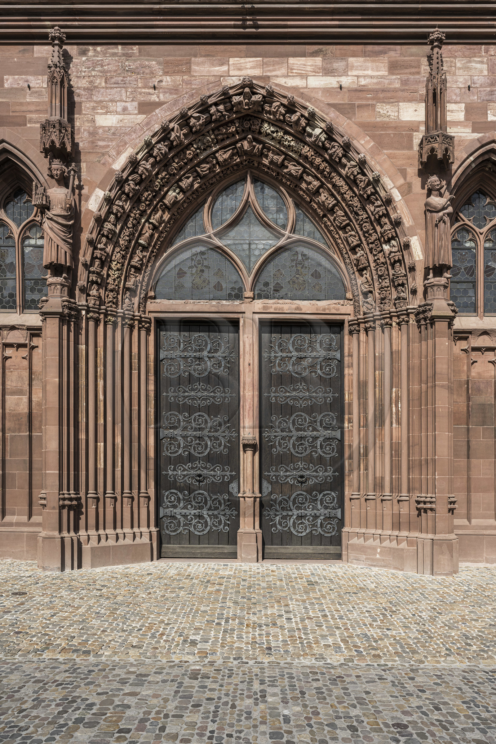 Suisse, Bâle, la cathédrale protestante Notre-Dame de Bâle (Munster), à gauche du portail principal l'empereur Henri II porte un modèle d'église dans ses bras ce qui l'identifie comme le bienfaiteur de cette construction