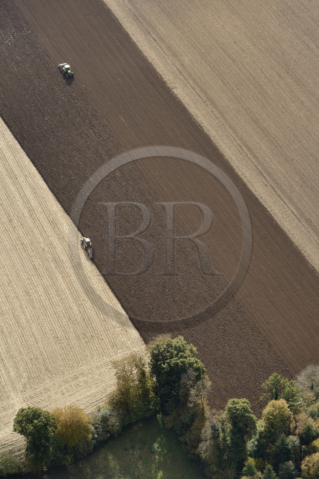 France, Morbihan (56), La Trinité-Porhoet, travaux agricoles, labour (vue aérienne)