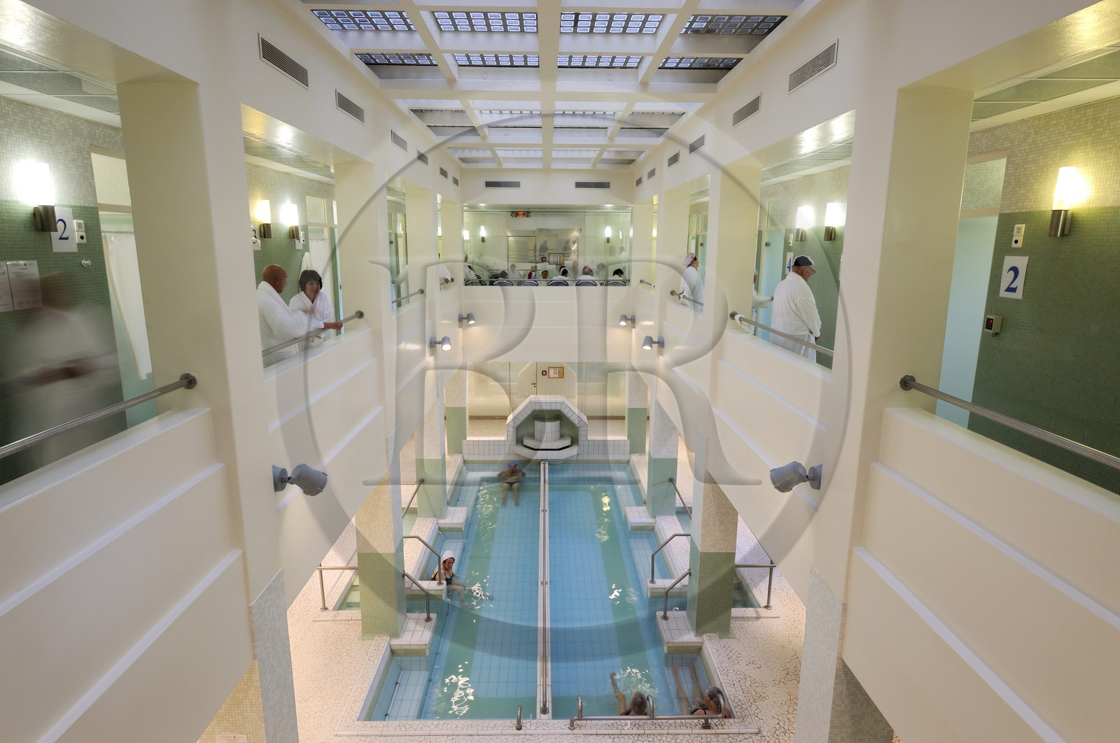 France, Vosges (88), Station thermale de Bains-les-Bains, la piscine des thermes