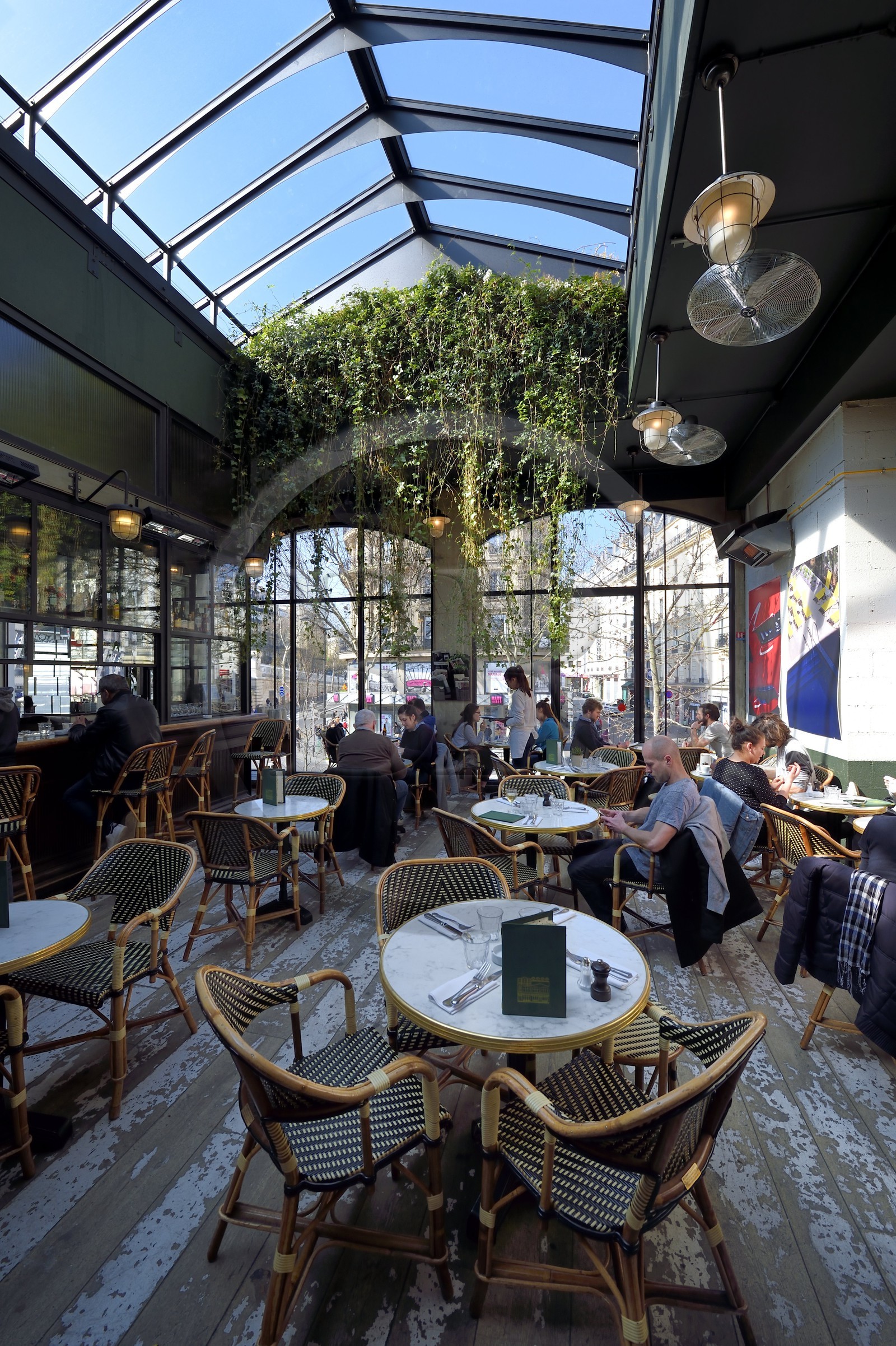 France, Paris (75), Quartier de Barbès, la Brasserie Barbès, le patio du premier étage qui donne sur la station de metro Barbes