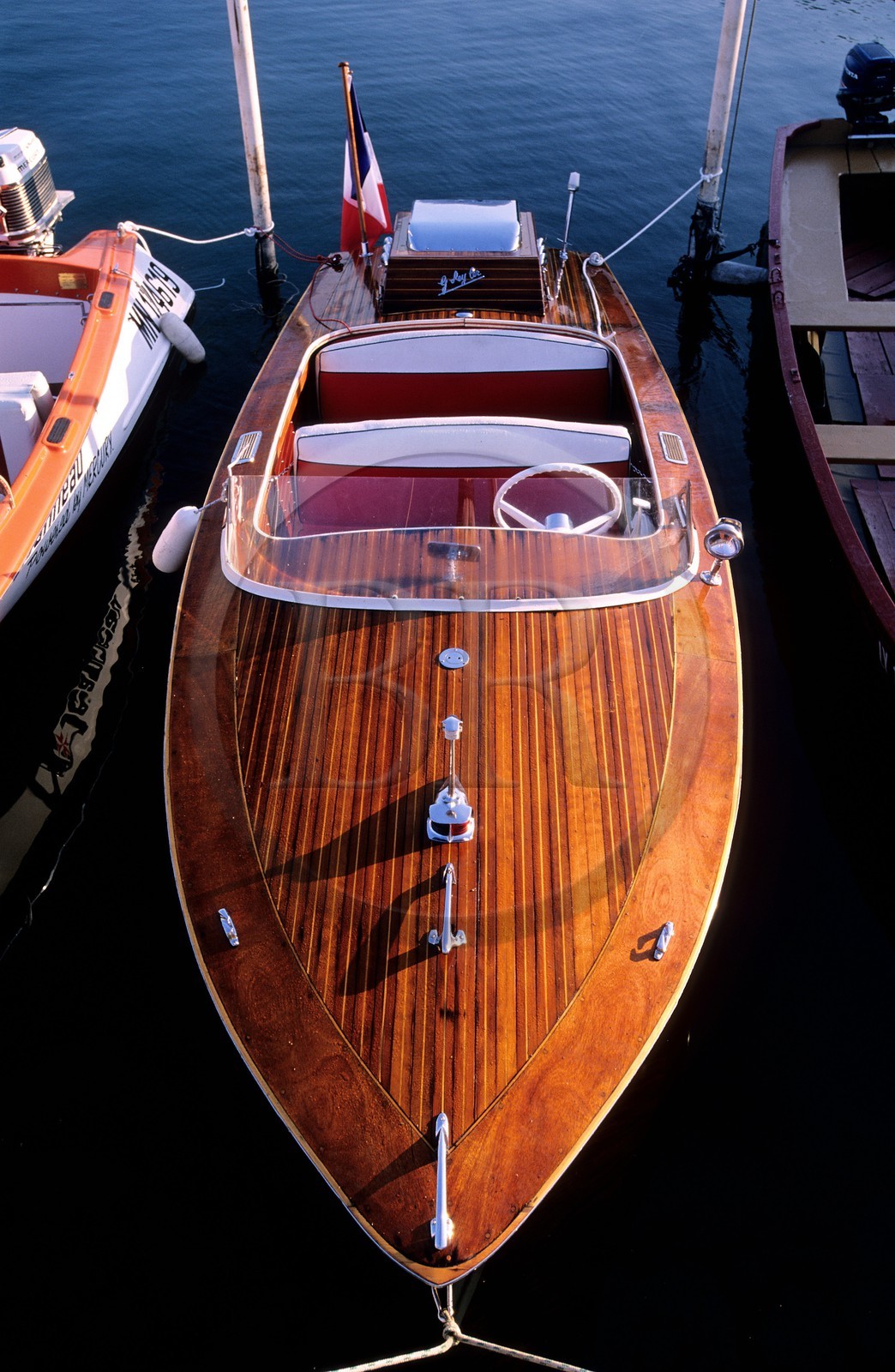 France, Savoie (73), Navig'Aix au lac du Bourget, canot automobile en bois d'acajou