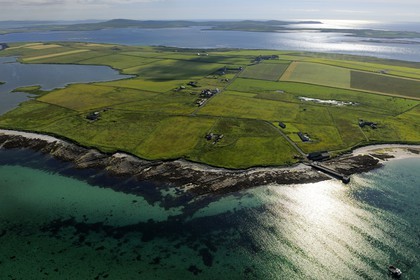 Royaume-Uni, Ecosse, Iles Orcades, Ile de Papa Westray, champs et fermes éparses sur cette toute petite île (environ 9 km²) (vue aérienne)