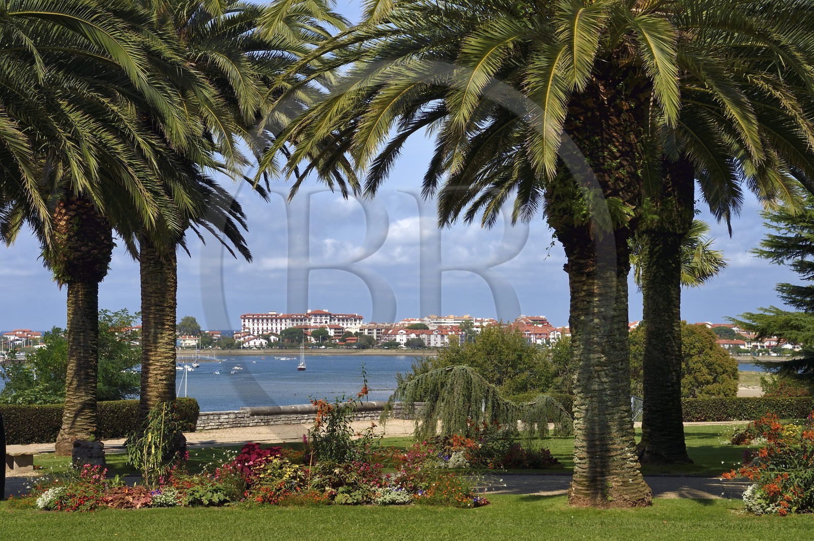 France, Pyrénées-Atlantiques (64), la côte du Pays-Basque, la baie d'Hendaye dans l'embouchure de la Bidassoa, l'ancien Grand Hotel transformé en résidence en arrière plan