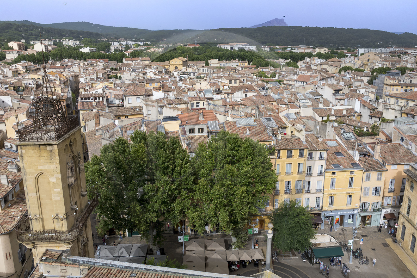 France, Bouches-du-Rhône (13), Aix en Provence, campanile et beffroi de l'hotel de ville surplombant la place de l'Hotel de Ville et la montagne Sainte Victoire en arrière plan (vue aérienne)