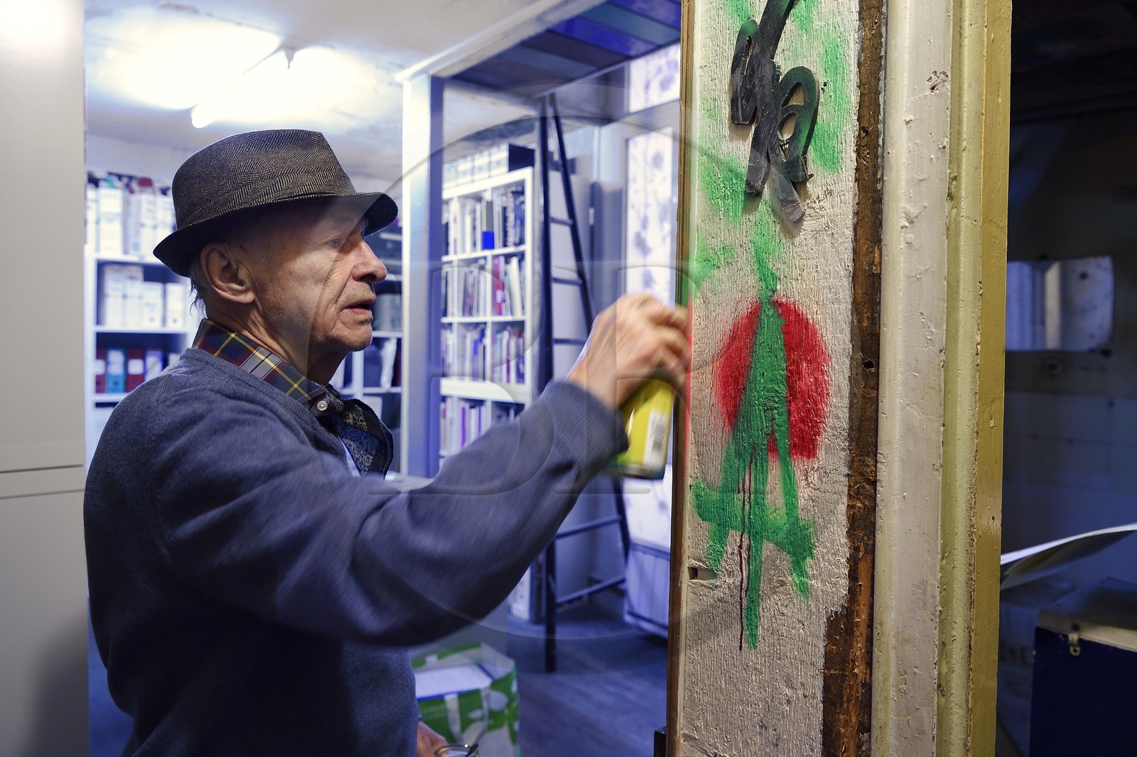 France, Paris (75), l'artiste Jacques Villeglé dans son atelier