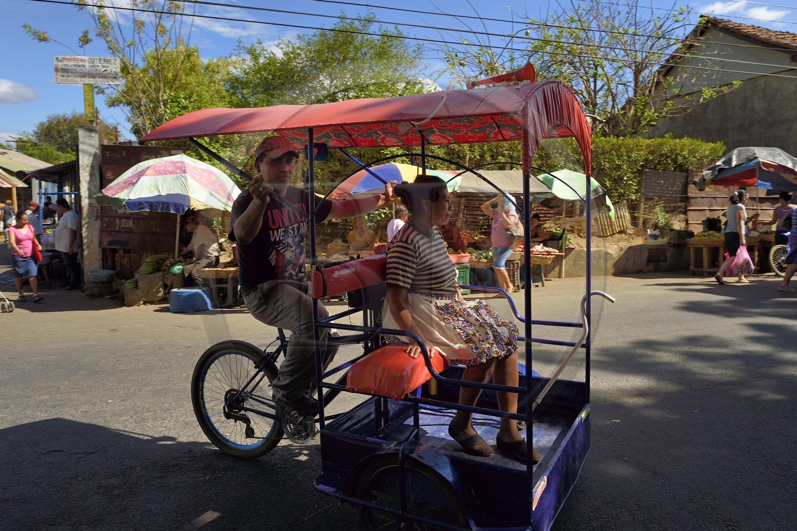Nicaragua, Leon, cyclo taxi à la sortie du marché du quartier de Sutiaba
