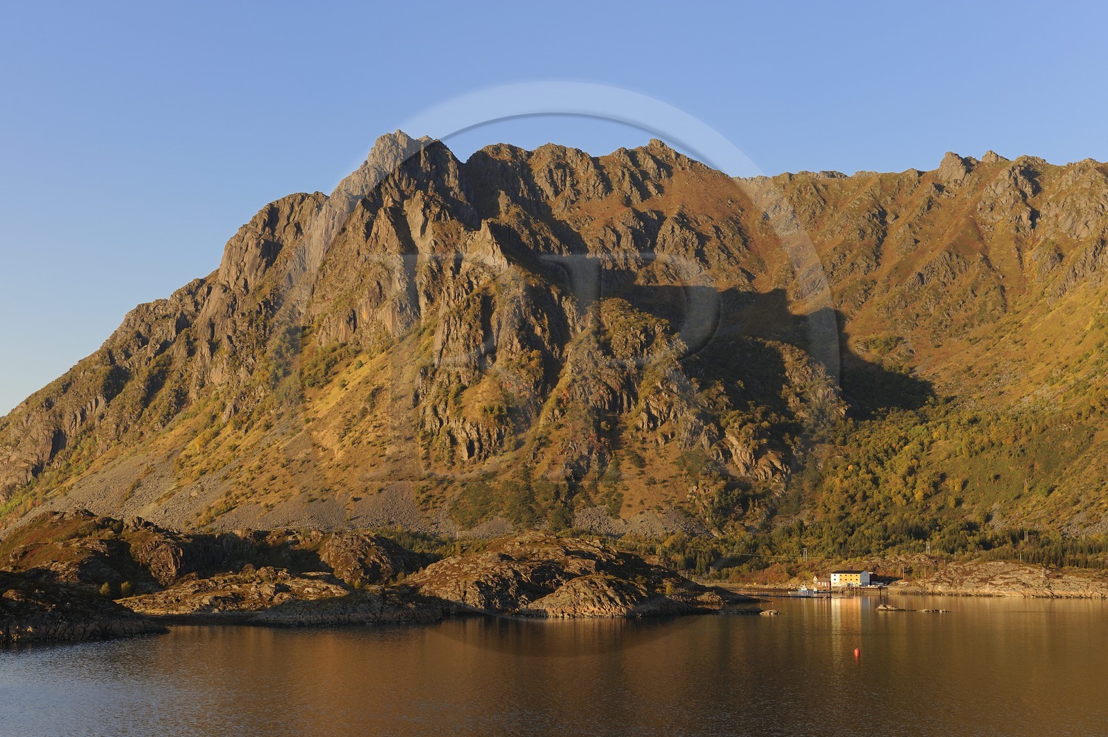Norvège, Nordland, Iles Lofoten, côte au nord de Svolvaer à la sortie du Raftsundet