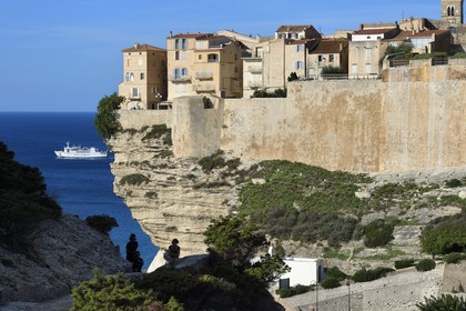 France, Corse-du-Sud (2A), Bonifacio, la vieille ville ou Haute Ville perchée sur des falaises de calcaire de plus de 60 mètres de haut et sortie du ferry de liaison avec la Sardaigne