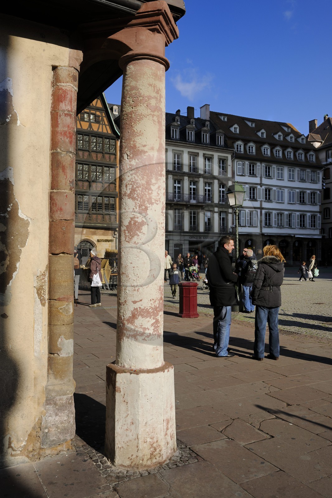 France, Bas-Rhin (67), Strasbourg, à l’angle de la rue Mercière et de la place de la cathédrale, la colonne mesureur de ventre