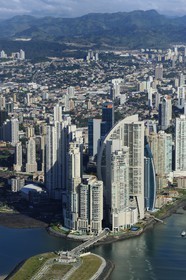 Panama, les gratte-ciels de Panama City, la pointe Colon et la Trump tower en premier plan (vue aérienne)