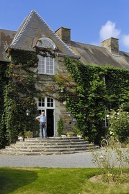 France, Manche (50), Hebecrevon, le château de la Roque et son propriétaire l'ancien coureur cycliste Raymond Delisle