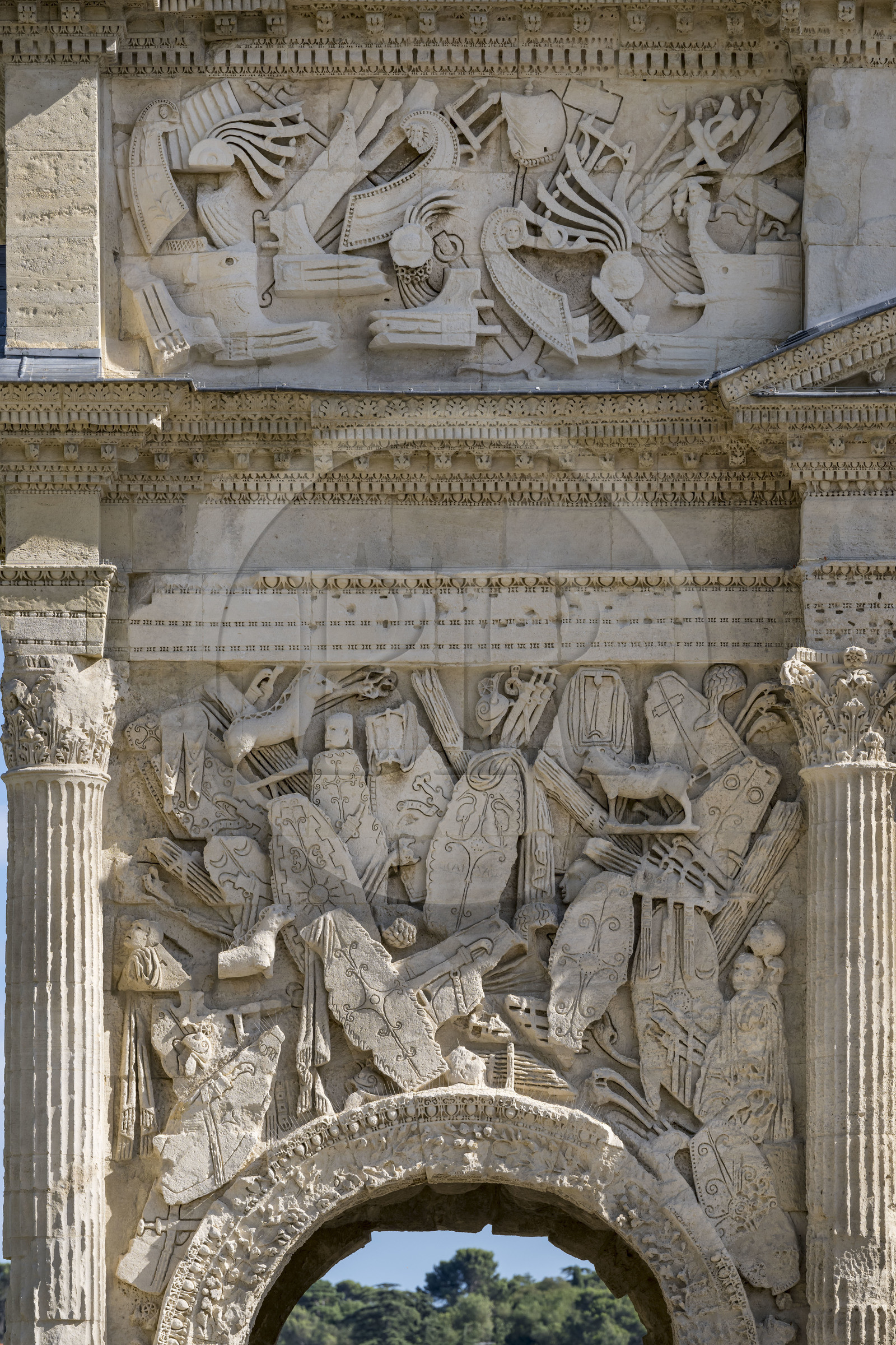 France, Vaucluse (84), Orange, l'arc de triomphe d'Orange, classé Patrimoine Mondial de l'UNESCO, arc monumental romain du début du Ier siècle, trophée d'armes avec boucliers, étendards, casques ...