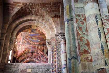 France, Haute-Loire (43), Brioude, la Basilique Saint-Julien de Brioude de style roman auvergnat, fresques du XIIIe siècle de la chapelle Saint Michel dans la tribune sud de l'avant-nef, Christ en gloire est entouré des quatre évangélistes, des anges et des saints