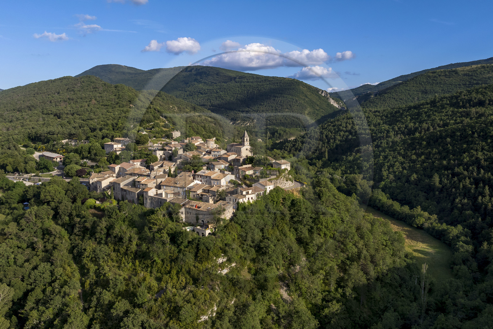 France, Drôme (26), parc naturel régional des Baronnies provençales, le village perché de Saint-Auban-sur-l'Ouvèze (vue aérienne)
