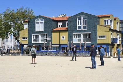 France, Charente-Maritime (17), La Rochelle, partie de pétanque sur la petite place de la rue de l'Armide au pied de la Tour Saint Nicolas