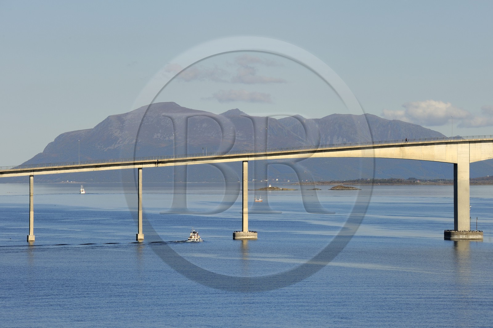 Norvège, Nordland, iles des Westeralen, pont de Sortland