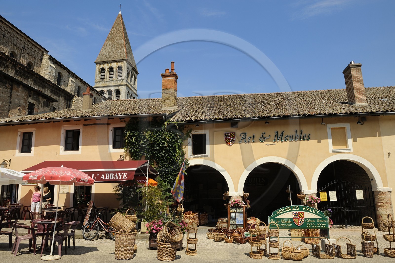 France, Saône et Loire (71), abbaye de Tournus, ancien cellier devenu commerce de meubles