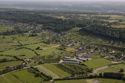 France, Eure (27), commune de Marais-Vernier au pied du promontoire rocheux qui sépare le Marais-Vernier de la vallée de la Risle (vue aérienne)