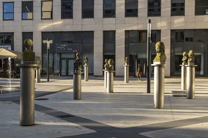 France, Hérault (34), Montpellier, quartier Richter, les rives du Lez, bustes des grands penseurs sur la place de la Révolution