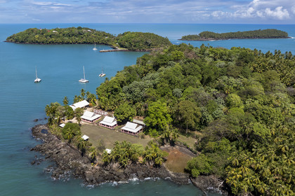 France, Guyane, Kourou, Iles du Salut, l'Ile Saint-Joseph qui abritait le bagne consacré à la réclusion cellulaire, l'Ile Royale à gauche et l'Ile du Diable à droite en arrière plan (vue aérienne)