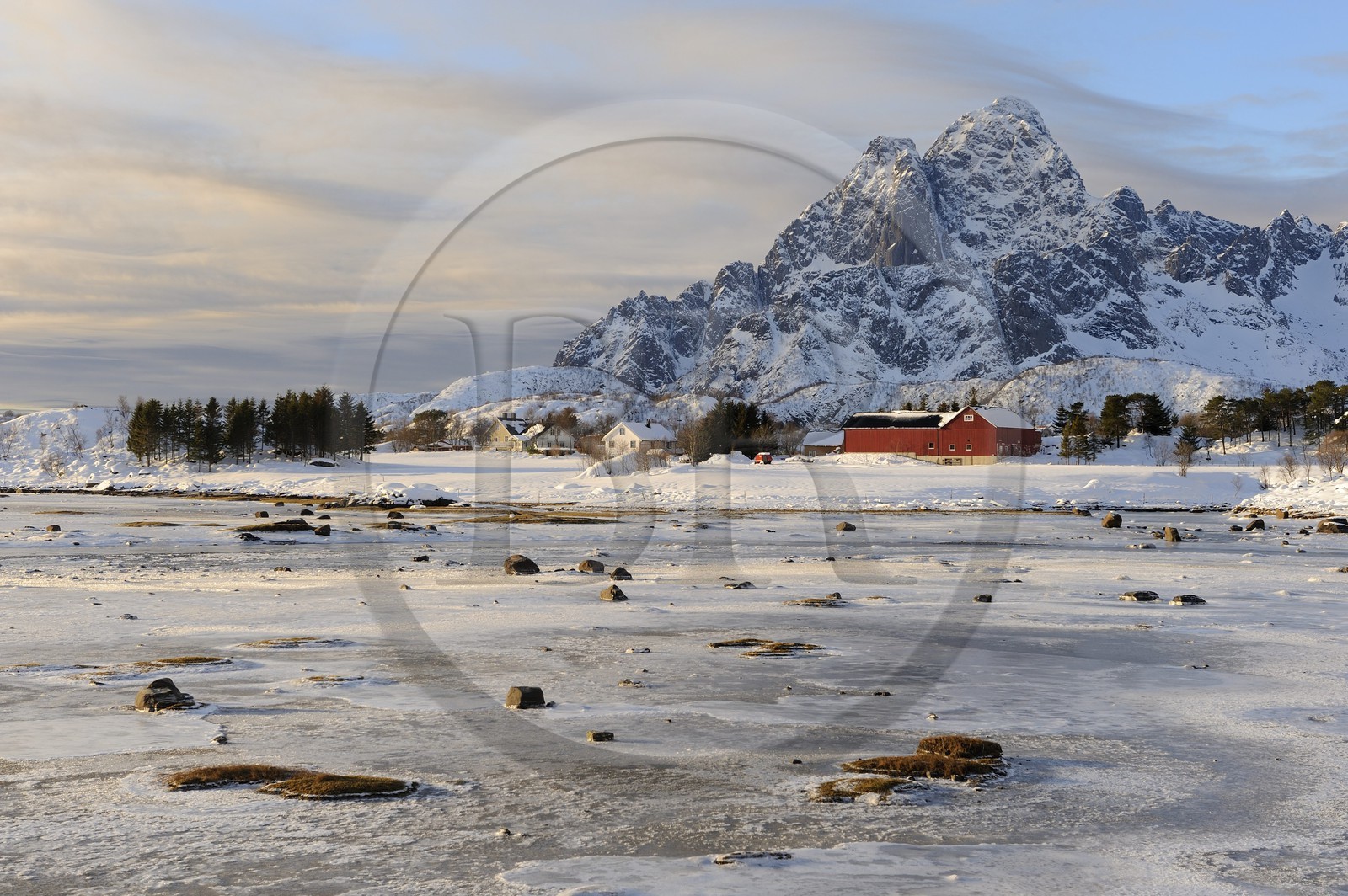 Norvège, Nordland, Iles Lofoten, paysage d'une baie gelée en hiver sur l'Ile de Vagan